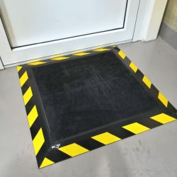 Cleaning magnetic mats